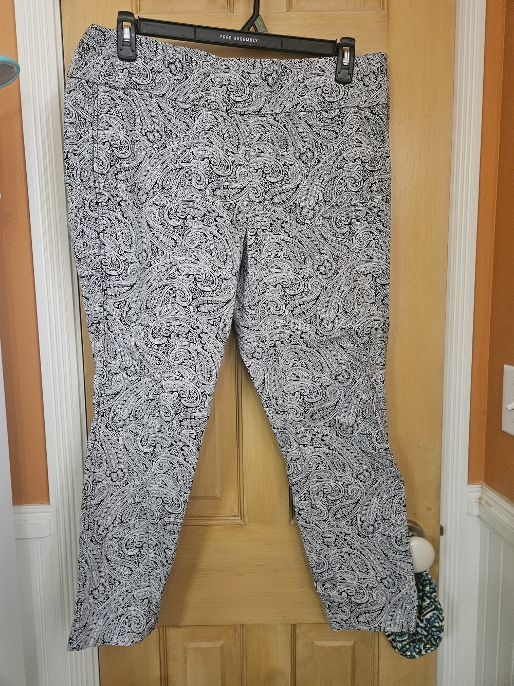 New York & Co. Black & White Paisley Print Skinny Pants